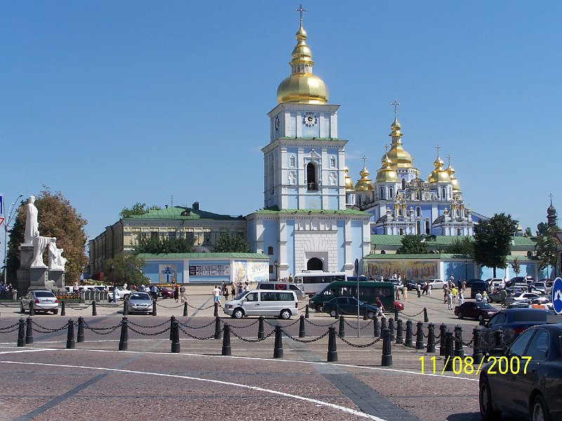 100_2074.JPG - V Kyjeve je vea peknch kostolov. ***** There are many nice churches in Kiev.