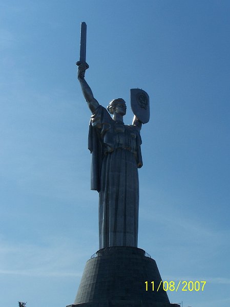100_2102.JPG - Ma Ukrajina - obrovsk socha dominuje vojenskmu mzeu. ***** Mother Ukraine - a giant sculpture dominates the war museum.