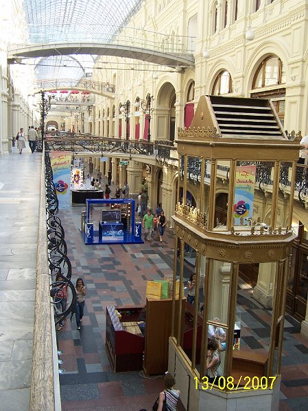 100_2199.JPG - GUM - obchodn dom s pardnymi obchodmi. ***** GUM - shopping mall with luxury shops.