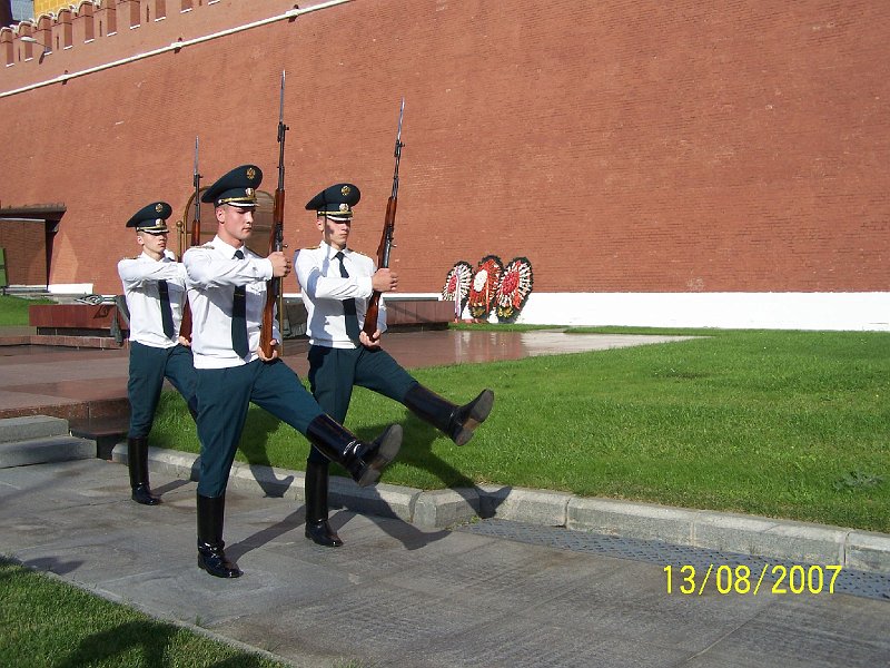 100_2216.JPG - Striedanie stri pri Kremli. ***** Exchange of guards by the Kremlin.