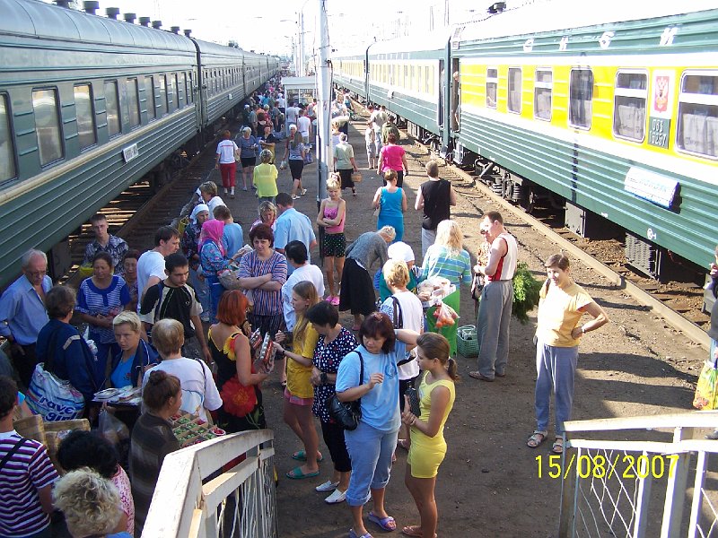 100_2244.JPG - Vlak zastal na 20 mint - as na nakupovanie. ***** Our train stopped for 20 minutes - time for shopping.