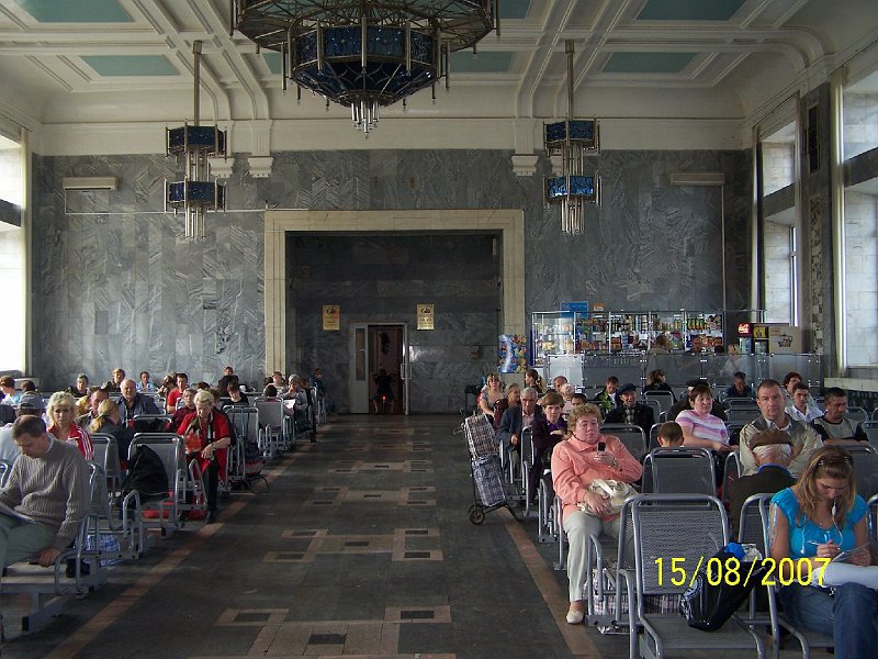 100_2257.JPG - akre stanice v Perme. Typick rusk stanica mus by pardna, najlepie vyzdoben mramorom. ***** Waiting room of the Perm's station. A typical Russian station must be magnificent, marble-decorated at the best.