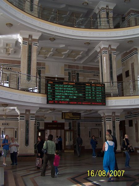 100_2265.JPG - Vestibul stanice v Perme s tabuou vlakov. eleznin as v celom Rusku je moskovsk. ***** Main hall of the Perm's station with board of trains. Railway time in the whole Russia is Moscow time.