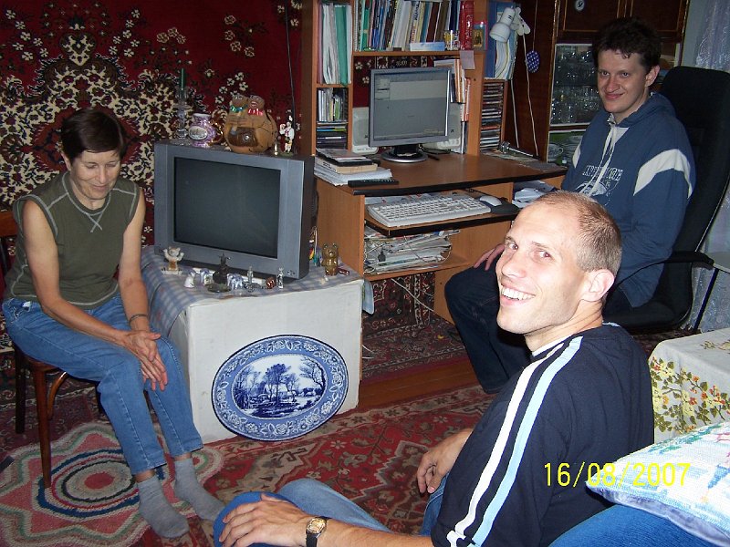100_2268.JPG - Dorazili sme do Novosibirska. U kamarta Sergeja v obvake. ***** We reached Novosibirsk. In the living room of my friend Serguey.