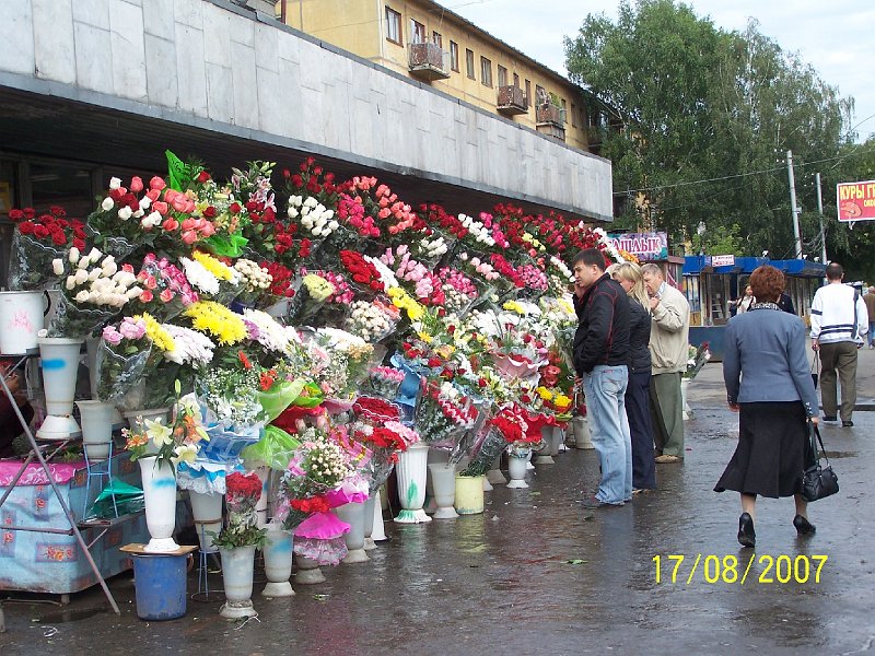 100_2270.JPG - V Rusku sa s kvetmi zachdza na inej rovni ako u ns. ***** In Russia, they handle flowers on a different level than in our place.