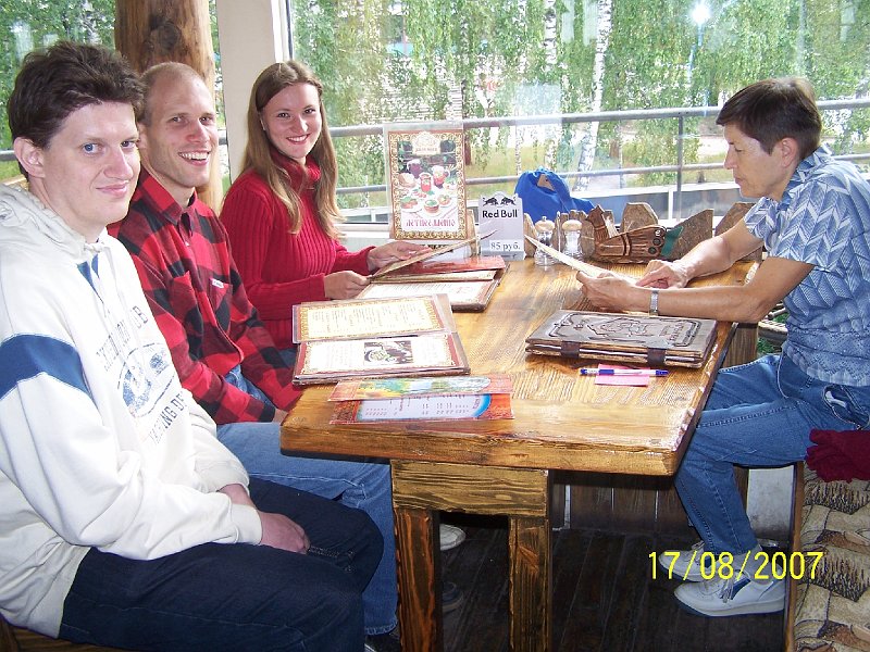100_2302.JPG - V ili-byli za stolom s kamartmi Kseniou a Sergejom. ***** At the table in Zhili-byli with friends Ksenia and Serguey.