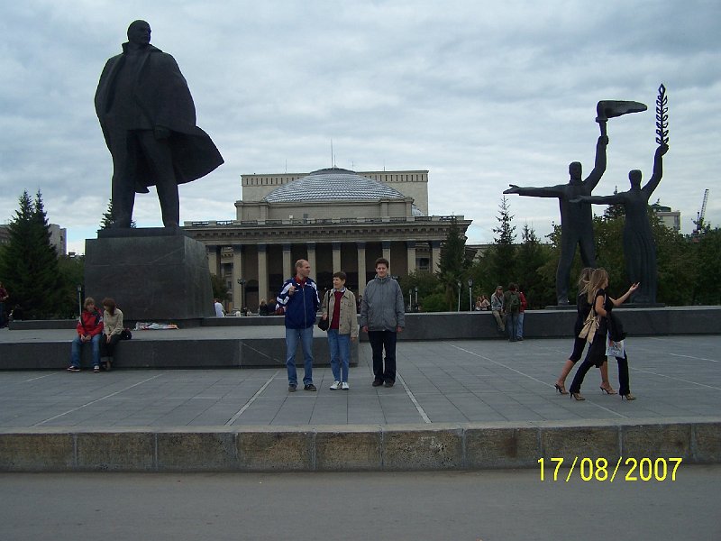 100_2321.JPG - Lenin, ja, mama, Sergej a dvaja budovatelia. V pozad Divadlo opery a baletu. ***** Lenin, myself, mum, Serguey and two society builders. In the back, there is the Theatre of Opera and Ballet.