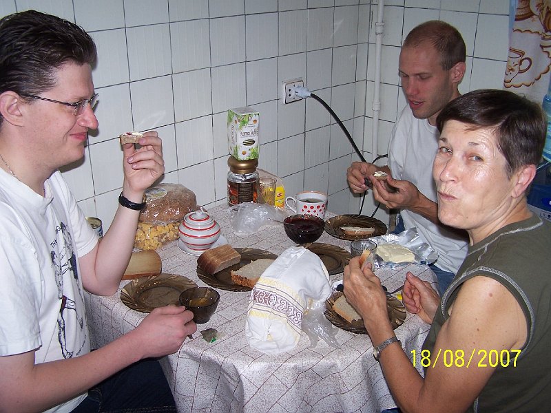 100_2360.JPG - Raajky v kuchyni Sergeja. ***** Breakfast in the Serguey's kitchen.