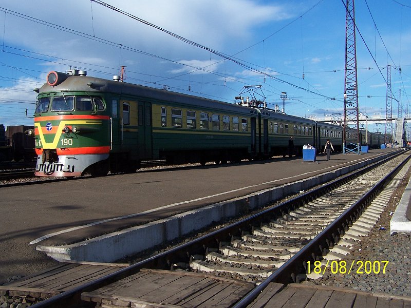 100_2379.JPG - Prmestsk vlak - elektrick jednotka. ***** Regional train - electric unit.