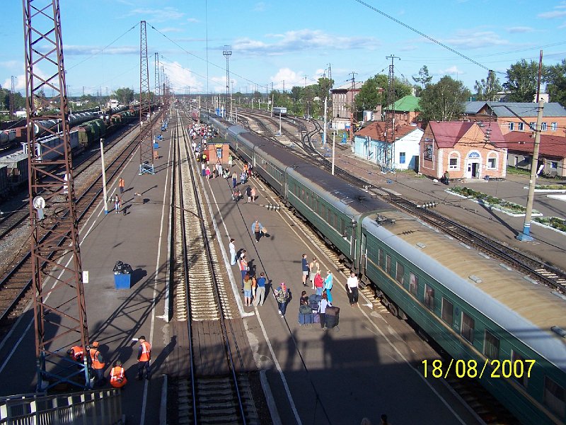 100_2382.JPG - N vlak oddychuje v Mariinsku. ***** Our train has a rest in Mariinsk.