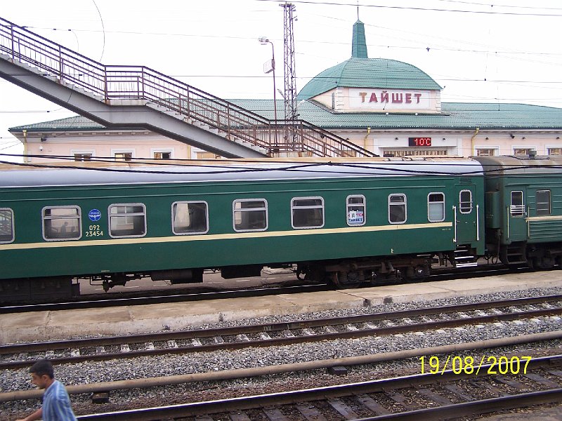 100_2389.JPG - Tajet - budova stanice. Ete pred pr dami bolo ovea viac ako desa stupov. ***** Taishet - station building. A few days back, it was much warmer than 10 degrees.