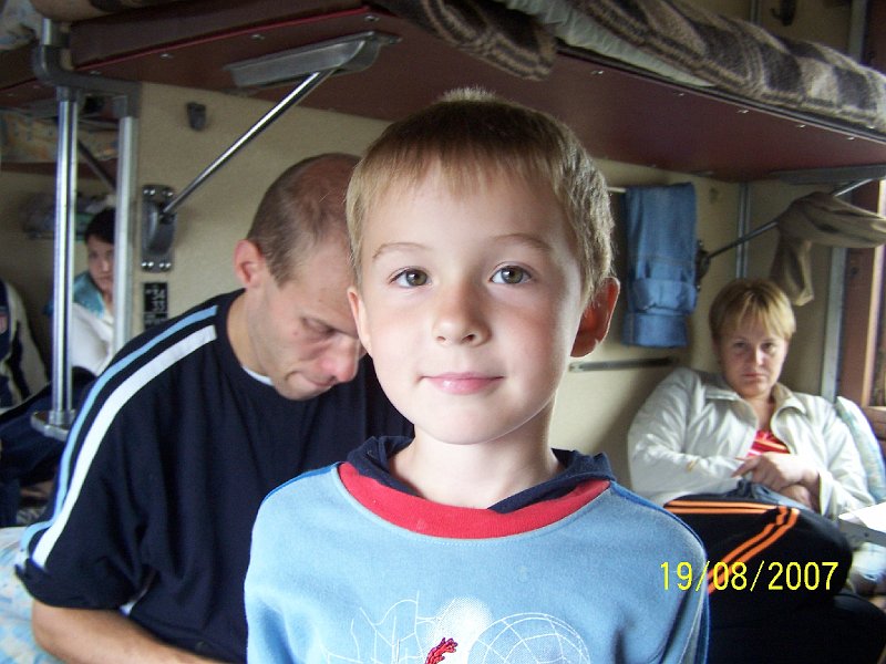 100_2397.JPG - Va u tu, e sa naa zbava oskoro skon. Vpravo vzadu jeho mama. ***** Vanya starts to realise that our common fun will finish soon. On the right in back: his mother.