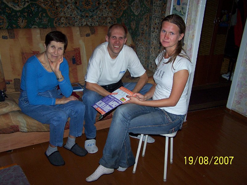 100_2404.JPG - Dorazili sme do Irkutska a zoznamujeme sa s naou hostitekou Elenou, tretm kontaktom cez Hospitality Club. ***** We arrived to Irkutsk and we're getting to know with our host Elena, the third contact gained through the Hospitality Club.