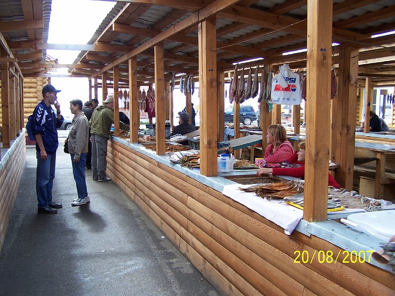 100_2446.JPG - Na trhu v Listvijanke - na obed si vyberme den rybu omu, typick pre jazero Bajkal. ***** At the market in Listvyanka - we are looking for smoked fish Omul for lunch, typical fish for the Baikal lake.