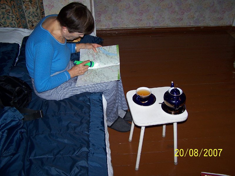 100_2467.JPG - Mama plnuje cestu na bajkalsk ostrov Ochon. ***** Mum plans our journey to the Baikal island Olkhon.