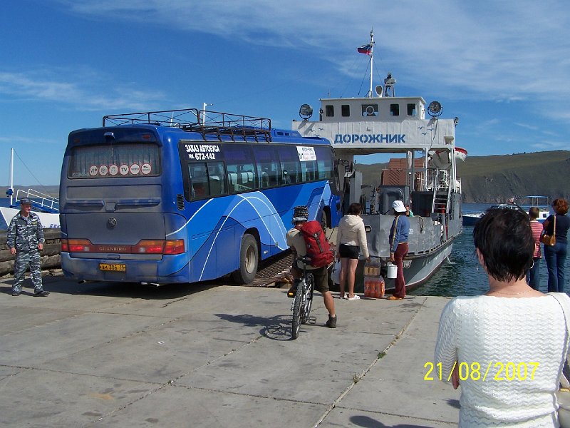 100_2489.JPG - Cesta na ostrov Ochon: n autobus prve nastupuje na kompu. ***** Journey to the Olkhon island: our bus is entering to the ferry.