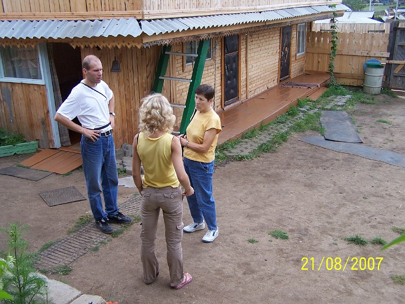 100_2509.JPG - Nali sme: so armantnou Lenou preberme podmienky ubytovania. Naa izba je vzadu pri plote. ***** We have found it: with charming Lena, we discuss conditions of accomodation. Our room is located in the back by the fence.