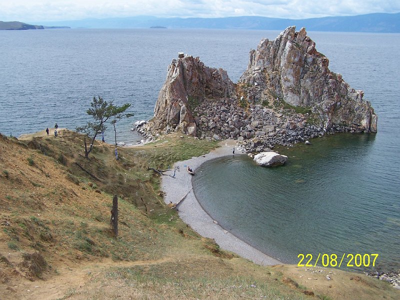 100_2563.JPG - amansk skala, jedna z najznmejch atrakci na Ochone. ***** Shaman stone, one of the most popular attractions on the Olkhon island.