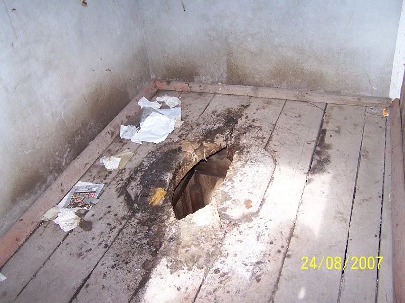 100_2656.JPG - Verejn toaleta v prstave kompy. Diera v zemi? OK, u sme si zvykli. No ten bordel... ***** Public toilet in the ferry port. Hole in the ground? OK, we have got used to it already. But the mess