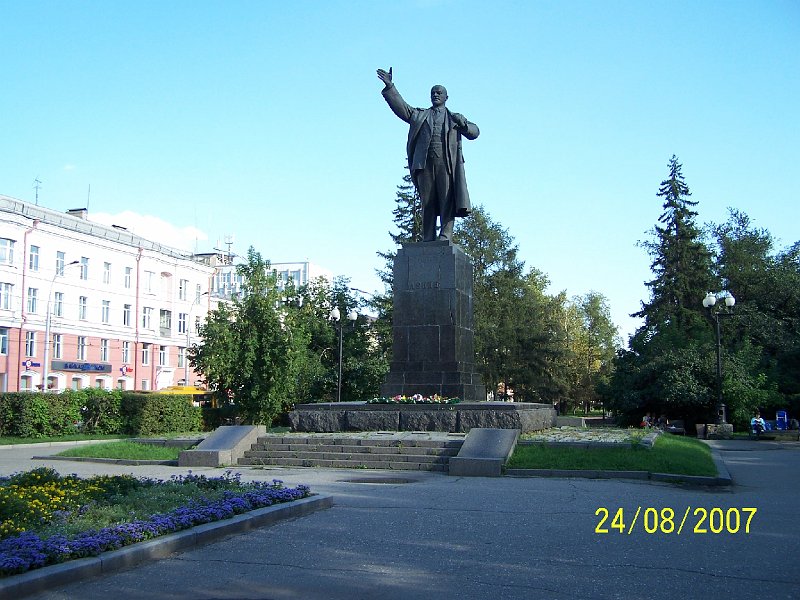 100_2659.JPG - Tam kde je Lenin, to mus by vdy pardne. Aj v Irkutsku. ***** Where the Lenin is, it must be always beautiful. Also in Irkutsk.