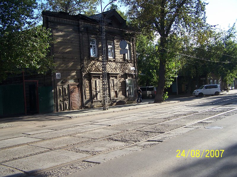 100_2660.JPG - al z drevench domov v Irkutsku. ***** Another wooden house in Irkutsk.