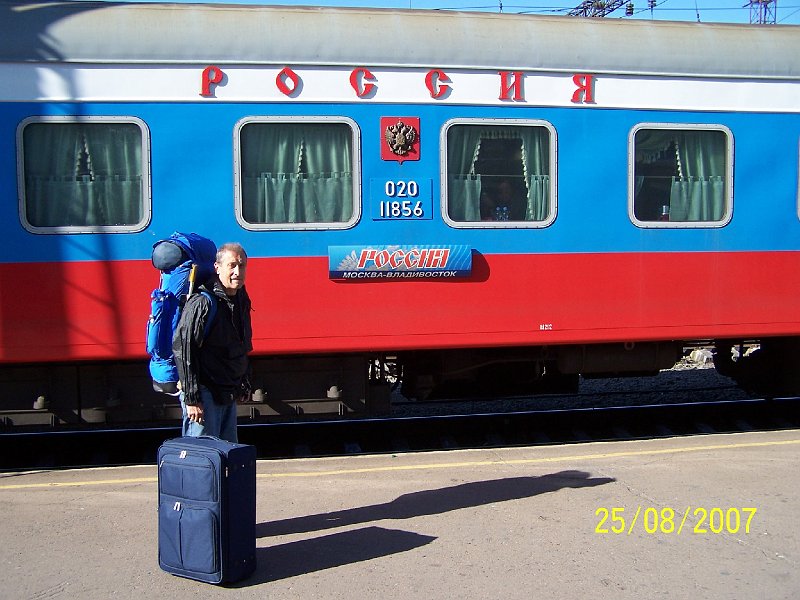 100_2679.JPG - Na stanici v Ulan-Ude sme stretli aj najznmej transsibrsky rchlik Rossija (Moskva-Vladivostok). ***** In the Ulan-Ude station, we have also met the most popular trans-Siberian fast train Rossia (Moscow - Vladivostok).