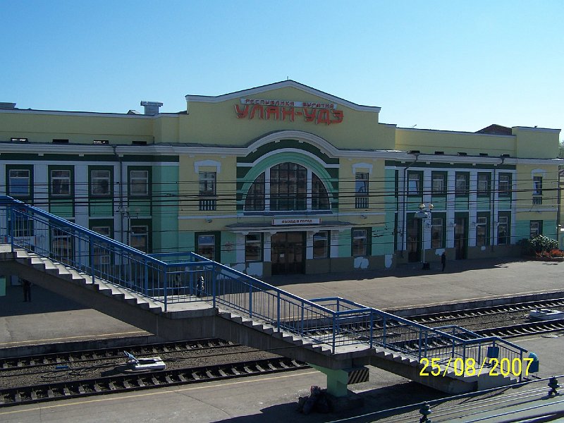 100_2684.JPG - Hlavn budova stanice Ulan-Ude, hlavnho mesta Buriatskej republiky. ***** Main building of the station of Ulan-Ude, capital of Buryat Republic.