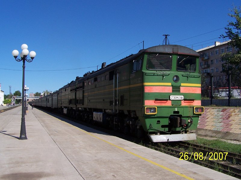 100_2697.JPG - Zabajkalsk: Putovanie po Rusku vlakom sa skonilo. Posledn as bola jedin po neelektrifikovanej trati. Ideme hada hranin priechod. ***** Zabajkalsk: riding in Russia by train has finished. The last part has been on non-electrified line. We are going to look for the border crossing.
