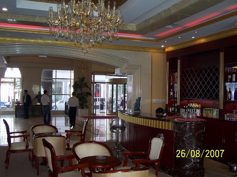 100_2713.JPG - Prv dojmy v ne s asn: vestibul luxusnho hotela v meste Manduli. ***** First impressions in China are impressive: hall of a luxury hotel in the Manzhouli city.