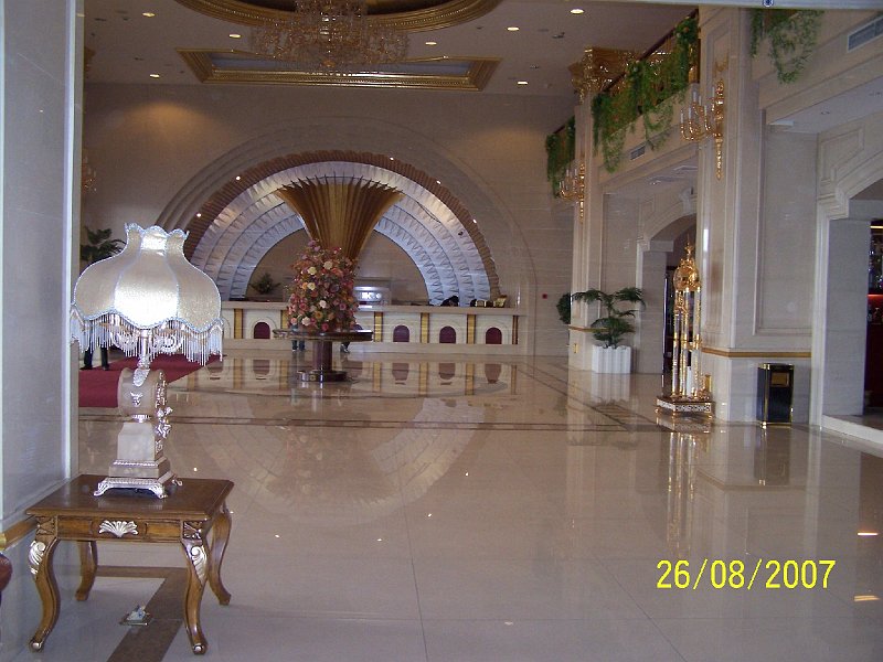 100_2716.JPG - Vestibul luxusnho hodela v Manduli. ***** Hall of the luxury hotel in Manzhouli.