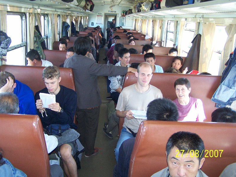 100_2778.JPG - Na ceste do Charpinu. 16 hodn pomalm vlakom plnm anov, kde sme boli atrakciou. ***** Travelling to Harbin. 16 hours by slower train full Chinese people, where we were an attraction.