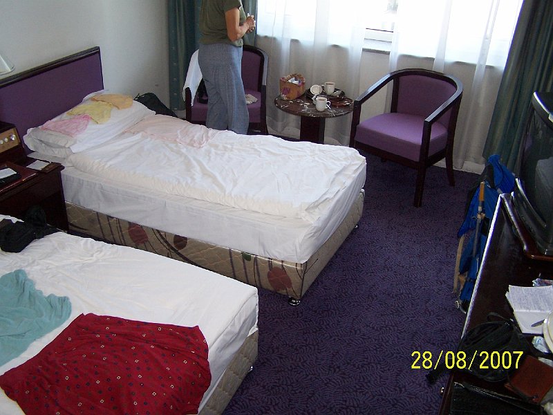 100_2784.JPG - Naa hotelov izba v Charpine. ***** Our hotel room in Harbin.