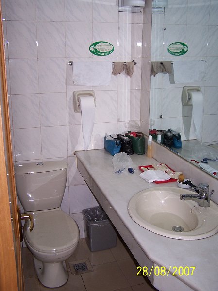 100_2789.JPG - Kpea hotelovej izby po ubytovan sa. ***** Our hotel bathroom after settling in.