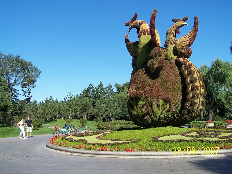 100_2826.JPG - V parku na Slnenom ostrove pri Charpine: ania s majstri v prave rastln. ***** In the park on the Sun island by Harbin: Chinese are masters in plant decorations.