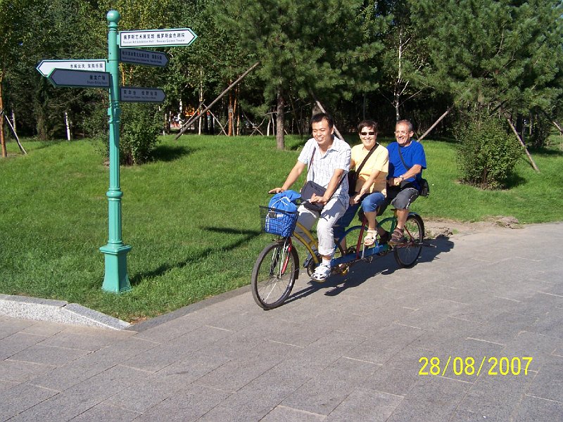 100_2827.JPG - Park m rozlohu 15 km2, to chce bicykel... ***** The parc has the area of 15 kms square, that requires a bike