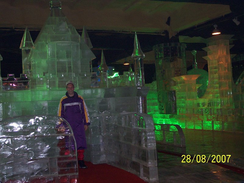100_2859.JPG - Toto je mj adov zmok. Prdete na nvtevu? ***** This is my ice palace. Will you come for a visit?