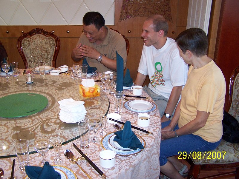 100_2900.JPG - Pozval ns Gao Shu Yun (sediaci veda ma). Jeho prtomnos bola zrukou, e bude veselo.  ***** It was Gao Shu Yun (sitting next to me) who invited us. His presence made sure that we will have fun.