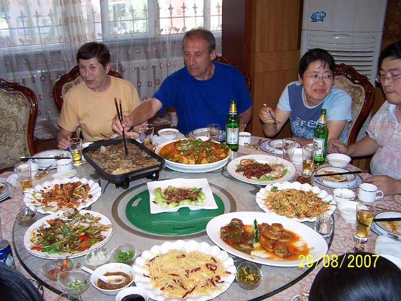 100_2901.JPG - A u tu mme prv dobroty - nielen pre aldok, ale aj na pohad. Pozrite, ako to ide otcovi s palikami! ***** And the first goodnesses are here - not only for stomach, but for sight too. Look how my dad manages chopsticks!