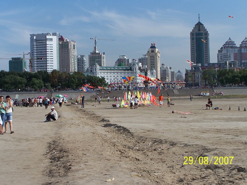 100_2923.JPG - Centrum Charpinu od rieky Songchua. Pieskov plocha bva v asti roka pod vodou. ***** Centre of Harbin from the Songhua river. The sand area is in some parts of the year under water.
