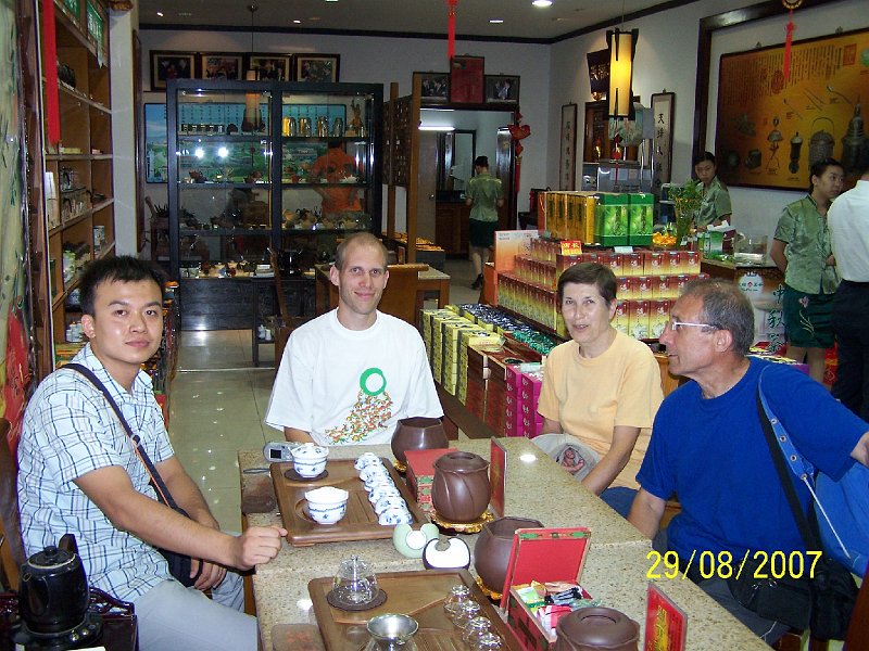 100_2959.JPG - So Sun Yidingom v ajovni. ***** With Sun Yiding in a tea shop.
