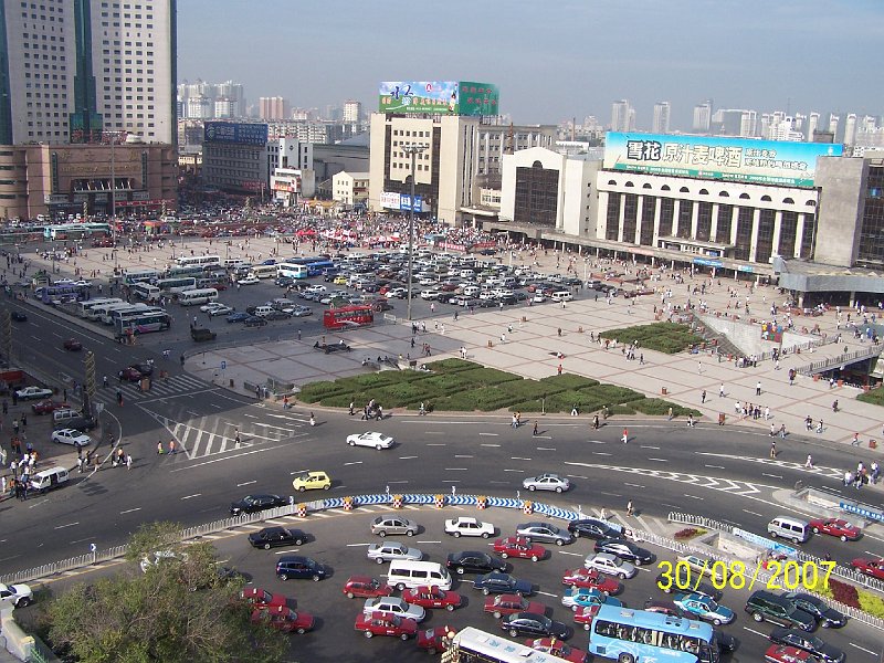 100_2960.JPG - Mravenisko pred elezninou stanicou (vpravo) v Charpine. Foten z naej izby na 12. poschod hotela. ***** Ants in front of the Harbin train station (on the right). Picture taken from our hotel room on the 12th floor.