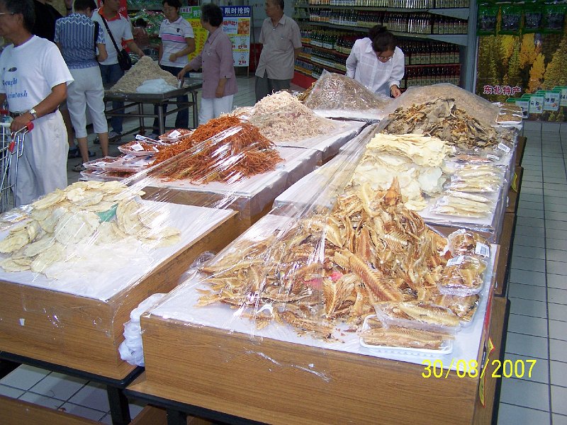 100_2973.JPG - Suen plody mora v supermarkete. ***** Dry sea food in a supermarket.