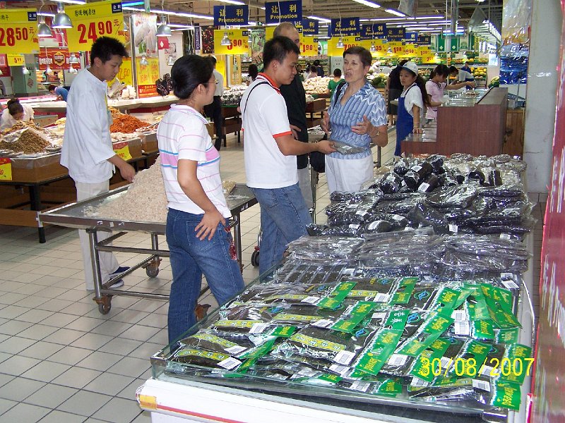 100_2975.JPG - Morsk riasy a in peciality v supermarkete. ***** Sea grass and other specialities in the supermarket.