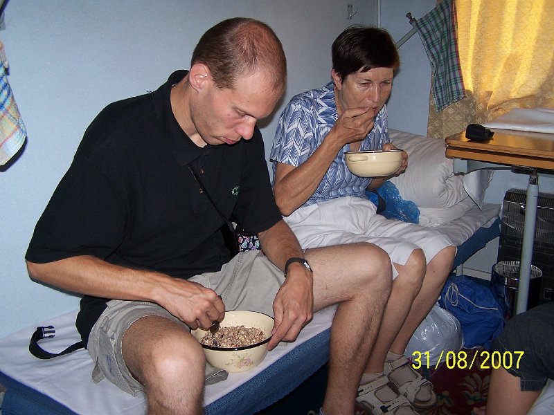 100_3021.JPG - Zdrav raajky pre vitlny de - vloky s ete z Ruska a horca voda je vo vozni. Blime sa k Pekingu. ***** Healthy breakfast for a vital day - flakes are from Russia and hot water is in the wagon. We are approaching Beijing.