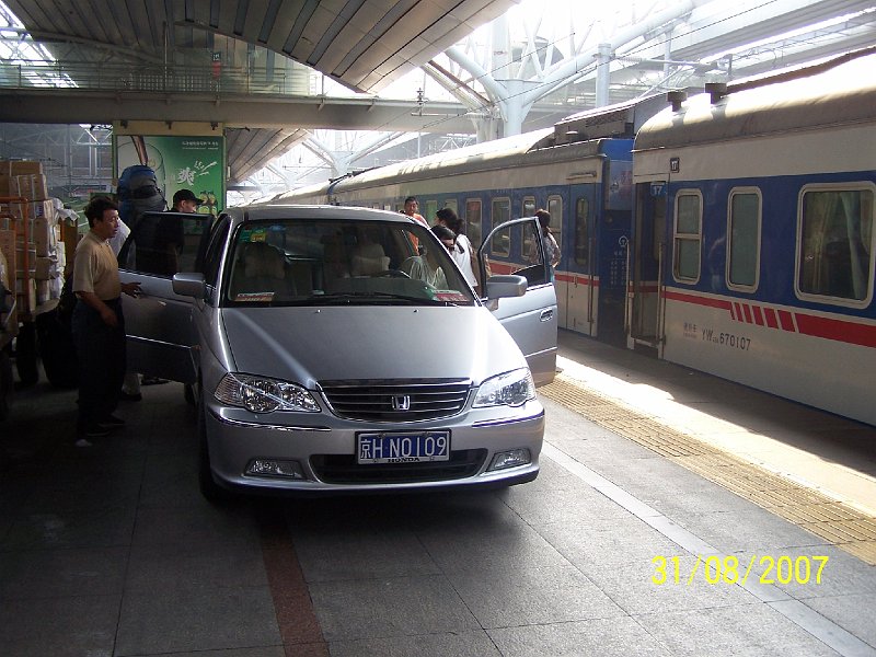 100_3025.JPG - Auto a na nstupite? - V ne nie je problm. Hlavne ak prde pre VIP. ***** Car as far as to the platform? - In China no problem. Especially if there is a VIP coming.