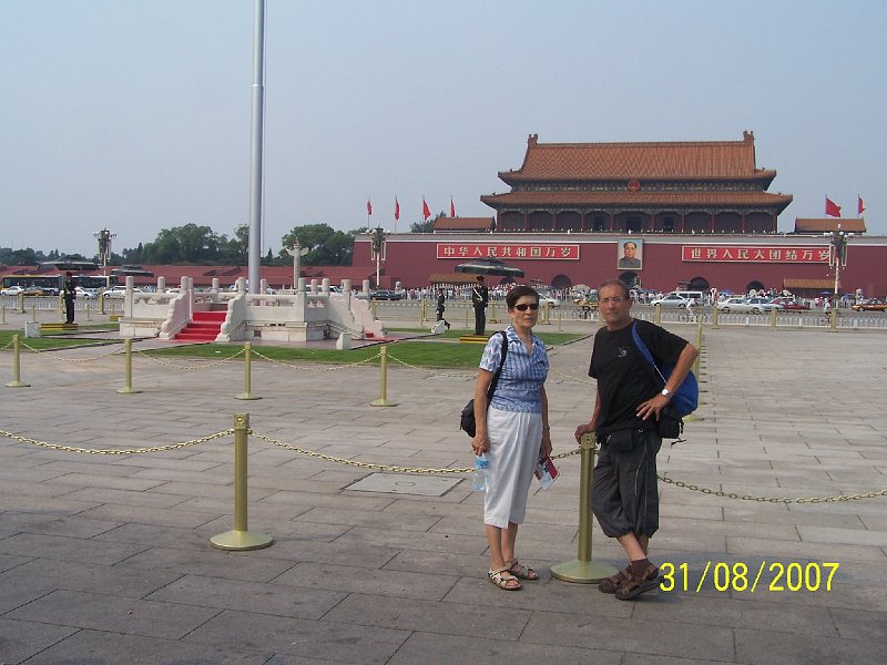 100_3044.JPG - Tak, a u aj mama a otec maj dkaz, e boli na Nmest nebeskho pokoja (Tian An Men) v Pekingu. ***** So, and my mum and dad have also a proof that they visited the Square of Heavenly Peace (Tian An Men) in Beijing.