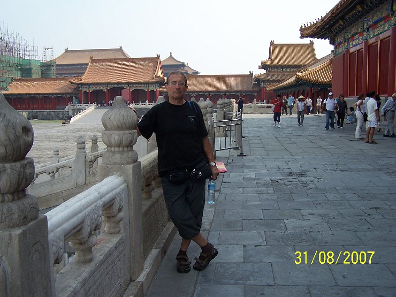 100_3048.JPG - Otec v Zakzanom meste (historick sdlo nskych dynasti - ben smrtenk, ktor sa dostal dnu u nesmel opusti jeho mry). ***** Dad in the Forbidden City (historical seat of Chinese dynasties - ordinary citizen who once got inside could not walk out of the walls).