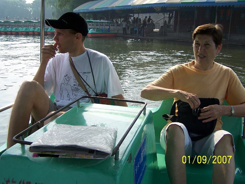 100_3088.JPG - Na vodnom bicykli na jazere v parku Pejchaj. ***** On a water bike on the lake in the Beihai Park.