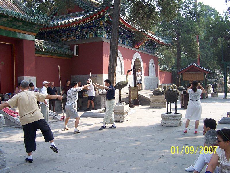 100_3111.JPG - Aktvny pohyb nskych (zva) dchodcov v parku Pejchaj. ***** Active moving of the Chinese (mainly) pensioners in the Beihai Park.
