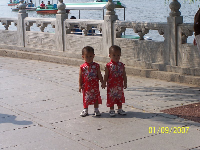 100_3122.JPG - nske dvojat. Nie s zlat? ***** Chinese twins. Aren't they sweet?